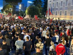 Asnjë partiak! Qytetarët refuzojnë përfaqësuesit politikë në protestë