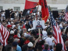 Flamuri amerikan në protestën e shqiptarëve para Kryeministrisë