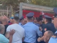 “O hajdut”, qytetarët rrethojnë deputetin e PS, policia e merr në mbrojtje