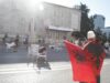 Një grup protestuesish vijon të qëndrojë që prej mbrëmjes së djeshme përpara Kryeministrisë, policia i paralajmëron për paligjshmërinë e bllokimit të Bulevardit