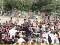 LAJM I FUNDIT/ Tensione në tubimin e qytetarëve, protestuesit tentojnë të kalojnë gardhin metalik