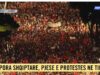 “Zyrtarisht Kryeministria është e rrethuar”/ Shqiptarët në revoltë kundër qeverisë, ‘elektrizohet’ sheshi, qytetarët ndezin blicat: Rama jep dorëheqjen