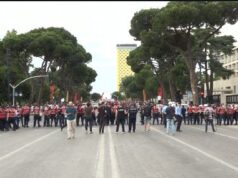 “Dorëheqje!”/ Protestuesit marshojnë drejt Kryeministrisë, ironizojnë Ramën: Dialogojmë, merr dhe Berishën me vete