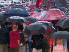 Reshjet intensive të shiut nuk zmbrapsin qytetarët! Sheshi ndizet edhe më shumë, protestuesit nuk lëvizin nga bulevardi: Nesër edhe më shumë!