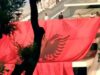 Moment kulminant në protestën më të madhe antiqeveritare në 3 dekada/ Protestuesit shpalosin flamurin kuqezi te Piramida