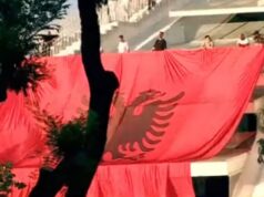 Moment kulminant në protestën më të madhe antiqeveritare në 3 dekada/ Protestuesit shpalosin flamurin kuqezi te Piramida