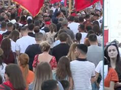 “Kam gjetur 30 fëmijë shqiptarë, të cilët flinin në rrugë në Itali”/ I moshuari: Pensionistët tanë mbledhin kanaçe, italianët bëjnë plazh në Durrës