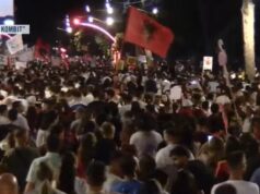 Vijon marshimi i mijëra protestuesve në rrugët e Tiranës