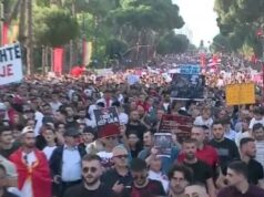 Protestë madhështore në Tiranë, mijëra qytetarë revoltë para Kryeministrisë: Rama të japë dorëheqjen! Shqipëria nuk shitet!