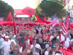 Revoltë kundër gjithë klasës politike/ Protestuesit shpalosin flamurin kombëtar. Pjesëmarrje rekord, ‘lumë’ qytetarësh në Bulevard kundër Edi Ramës
