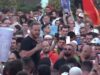 “Duan të ju përçajnë, mos i lejoni”/ Aktori Gent Bejko në protestë: Ne jemi Europa. Rama mbledh administratën dhe mendon se…