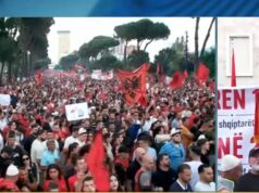 The nuk e lë timonin dhe tepsinë”, protestuesi para Kryeministrisë: Rama do t’i lësh të gjitha, shqiptarët nuk të duan. Ju erdhi fundi