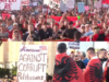 Dita e 15-të e revoltës/ Me flamuj dhe pankarta, mijëra qytetarë te Kryeministria, kërkojnë dorëheqjen e Ramës: Ju erdhi fundi
