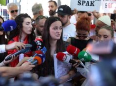 “The Albanian Files”/ Protestuesit çojnë Edi Ramën në SPAK: Po dorëzojmë “armën” e krimit