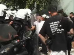 Përplasje mes protestuesve dhe policisë, kaos para Parlamentit