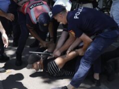 U arrestuan pas përplasjeve me policinë te Parlamenti! Protestuesit marshojnë sot te Gjykata e Tiranës: Lironi çunat!