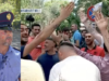 “Si e ke syrin?”/ Urdhëronte arrestime, protestuesit ironizojnë shefin e Komisariatit nr. 1 në Tiranë