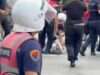 Protesta kundër Ramës/ Rritet numri i të shoqëruarve nga policia. Të shtrirë në tokë, momenti kur qytetarët merren me forcë nga efektivët
