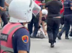 Protesta kundër Ramës/ Rritet numri i të shoqëruarve nga policia. Të shtrirë në tokë, momenti kur qytetarët merren me forcë nga efektivët