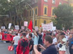 Dita e 49-të e protestës, qytetarët nisin marshimin nga sheshi “Skënderbej” drejt Kryeministrisë (VIDEO)