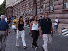 Ambasadori i Spanjës shihet mes protestuesve