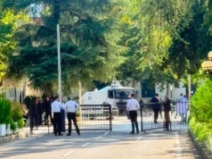 Sot seanca e fundit plenare, protestuesit “rrethojnë” Kuvendin: Nuk na përfaqëson Parlamenti i krimit!