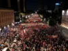 Associated Press: Protesta përsërit simbolikën e 20 Shkurtit, rrëzohet busti i Ramës