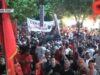 Pjesëmarrje e jashtëzakonshme e Diasporës! Protestuesit mbërrijnë te Komisariati nr.3: Lironi çunat! Arrestoni Ramën
