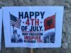 Me flamuj amerikanë dhe pankarta! Protestuesit i urojnë SHBA-së Pavarësinë: Liria juaj na frymëzoftë!