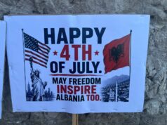 Me flamuj amerikanë dhe pankarta! Protestuesit i urojnë SHBA-së Pavarësinë: Liria juaj na frymëzoftë!