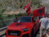 Diaspora mbërrin në Shqipëri/ Me simbole kombëtare dhe pankarta protestuesit hyjnë në Muriqan.