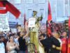 “Diktatori i fundit”, studentët rrëzojnë bustin e Ramës para Kryeministrisë, e godasin me shkelma