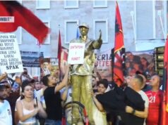 “Diktatori i fundit”, studentët rrëzojnë bustin e Ramës para Kryeministrisë, e godasin me shkelma