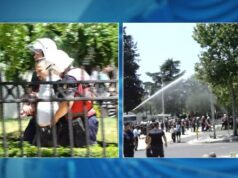 “POLICI E KRIMIT” Përshkallëzon sërish situata te Parlamenti! Policia hedh ujë me presion mbi protestuesit, shoqërohet një tjetër qytetar