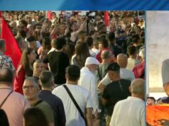 “Diaspora ju mbështet!”/ Emigranti shqiptar në Kanada nga protesta: Karrigia do ia hajë kokën Ramës. Do të ikë me turp. Të hedhim në kosh këtë klasë politike!