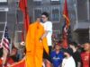 “Mos dalsh kurrë nga burgu”/ I riu në protestën kundër Ramës: Ke dhuratë nga studentët, kostum burgu, sapun, miell Korçe për byrek dhe një brisk