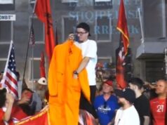 “Mos dalsh kurrë nga burgu”/ I riu në protestën kundër Ramës: Ke dhuratë nga studentët, kostum burgu, sapun, miell Korçe për byrek dhe një brisk