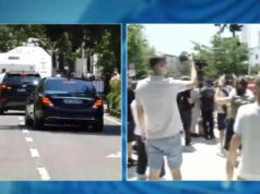 ‘Hajdutë! Të mallkuar’/ Protestuesit godasin me vezë makinat e deputetëve