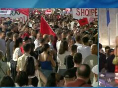 “Rinia proteston për të ndryshuar këtë sistem të kalbur. Kemi rini heroike”, protestuesja: Deputetët të lëshojnë mandatet! Rezistojmë deri në shporrjen e kriminelëve