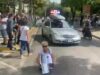 U tërhoq zvarrë nga policia/ E moshuara nuk dorëzohet, sërish në revoltën kundër Ramës, ulet në rrugë dhe proteston