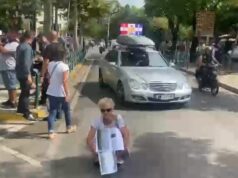 U tërhoq zvarrë nga policia/ E moshuara nuk dorëzohet, sërish në revoltën kundër Ramës, ulet në rrugë dhe proteston