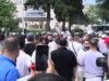 Policia shoqëroi protestuesit para Parlamentit, thirrje për marshim drejt komisariateve 1 dhe 4: Të nxjerrim njerëzit tanë!