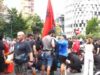 Pas marshimit, një grup protestuesish rikthehen në hyrjen e Kuvendit/ Qytetarët të ndarë në disa fronte, ulen në shesh: Deputetë frikacakë