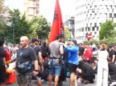 Pas marshimit, një grup protestuesish rikthehen në hyrjen e Kuvendit/ Qytetarët të ndarë në disa fronte, ulen në shesh: Deputetë frikacakë