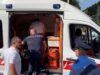 Protestuesit hedhin vezë në drejtim të policisë, tentojnë të çajnë gardhin metalik, mbërrin ambulanca