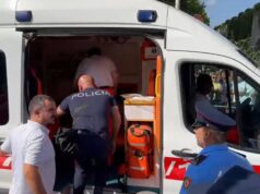Protestuesit hedhin vezë në drejtim të policisë, tentojnë të çajnë gardhin metalik, mbërrin ambulanca