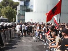 Represion ndaj protestuesve pse hedhin vezë, Policia shoqëron me dhunë 11 qytetarë