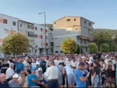 Pasi i dhane votat Maznikut dhe Muzhaqit, banoret e Prrenjasit hidhen ne proteste kunder PS! “Nuk e duam Librazhdin“