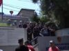 Disa persona u shoqëruan/ “Lironi vëllezërit tanë”, protestuesit mbërrijnë në komisariatin numër 4, efektivë të policisë ‘blindojnë’ hyrjen