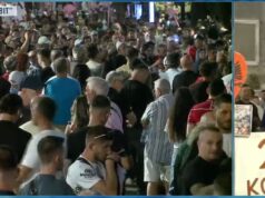 Protestuesi i gris dokumentin e “Besës” poshtë zyrës kryeministrit: Je 28 vite me vonesë. Shqiptari nuk i jep besën njeriut që shet Shqipërinë